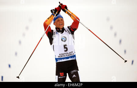 Kontiolahti (Finlande). 05Th Mar, 2015. Le biathlète Erik Lesser d'Allemagne célèbrent après le 12,5km poursuite aux Championnats du monde de biathlon à Kontiolahti (Finlande), 08 mars 2015. Photo : Ralf Hirschberger/dpa/Alamy Live News Banque D'Images