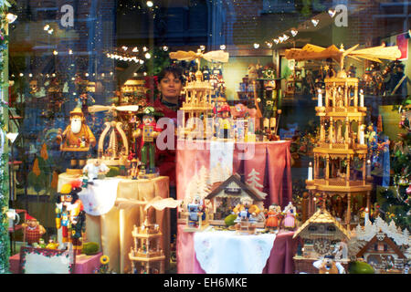 Femme regardez par Showcase toy shop Bruges. Belgique Banque D'Images