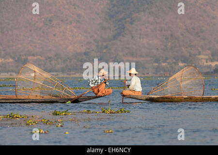 Deux pêcheurs d'aviron de la jambe sur le lac Inle, Myanmar ( Birmanie ), l'Asie Banque D'Images