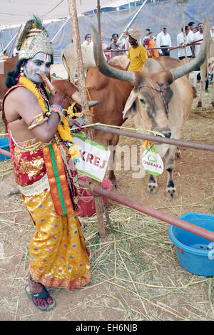 Homme habillé comme Sri Krishna posent dans le Desi Mela de vache de races autochtones 29 existantes sur Mars 30,2012 à Hyderabad,Ap,Inde. Banque D'Images