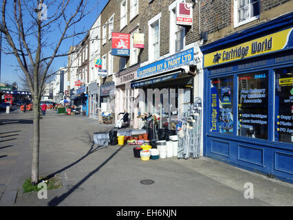 Caledonian Road au nord de Londres a l'une des plus fortes proportions de boutiques indépendantes de toute high street Banque D'Images