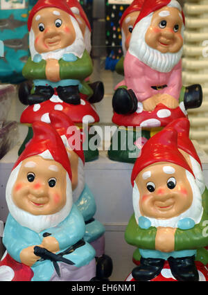 Les nains de jardin dans la fenêtre du magasin Tigre, Oxford Street, Londres Banque D'Images