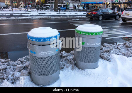 Bacs de recyclage dans l'Union Square à New York en hiver Banque D'Images