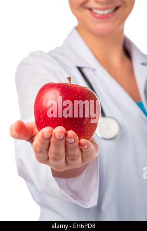 Pomme mûre rouge dans la paume d'un doctor Banque D'Images