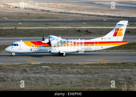 Air Nostrum Aerospatiale ATR72-600 taxis pour le terminal à l'aéroport de Madrid. Banque D'Images
