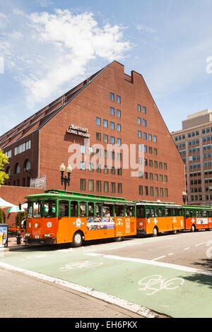 Old Town Trolley Tours city sightseeing bus extérieur Marriott Long Wharf, Boston, Massachusetts, USA Banque D'Images