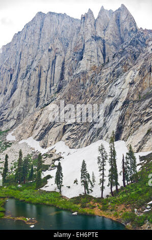 Étang près de Lac Hamilton dans les Parcs Nationaux de Sequoia et de Kings Canyon, en Californie. Banque D'Images