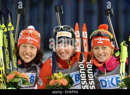 Kontiolahti (Finlande). 05Th Mar, 2015. Les biathlètes, deuxième femme Laura Dahlmeier d'Allemagne (l-r), Marie Dorin Habert gagnant de France et troisième d'Nowakowska-Ziemniak Weronika Pologne célébrer après le 10km poursuite aux Championnats du monde de biathlon à Kontiolahti (Finlande), 08 mars 2015. Photo : Ralf Hirschberger/dpa/Alamy Live News Banque D'Images