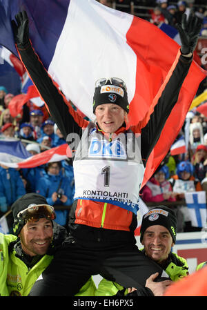 Kontiolahti (Finlande). 05Th Mar, 2015. La Biathlète Marie Dorin Habert Féminine de France de célébrer avec l'équipe après le boire 10km poursuite aux Championnats du monde de biathlon à Kontiolahti (Finlande), 08 mars 2015. Photo : Ralf Hirschberger/dpa/Alamy Live News Banque D'Images