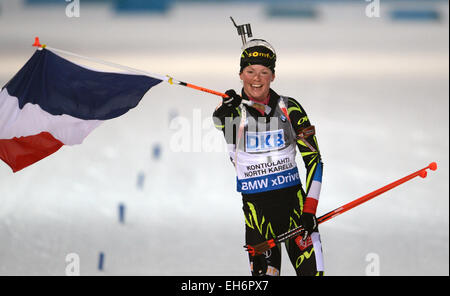 Kontiolahti (Finlande). 05Th Mar, 2015. La Biathlète Marie Dorin Habert Féminine de France célèbrent après avoir remporté le 10km poursuite aux Championnats du monde de biathlon à Kontiolahti (Finlande), 08 mars 2015. Photo : Ralf Hirschberger/dpa/Alamy Live News Banque D'Images