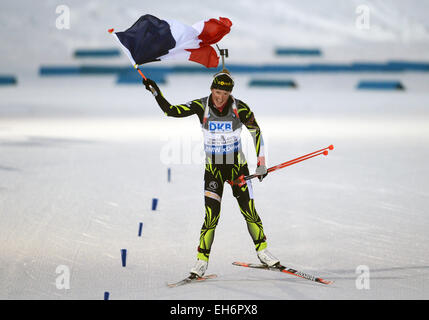 Kontiolahti (Finlande). 05Th Mar, 2015. La Biathlète Marie Dorin Habert Féminine de France célèbrent après avoir remporté le 10km poursuite aux Championnats du monde de biathlon à Kontiolahti (Finlande), 08 mars 2015. Photo : Ralf Hirschberger/dpa/Alamy Live News Banque D'Images