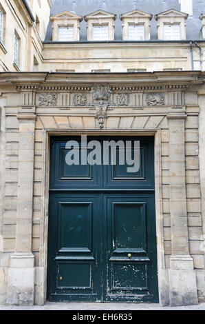 Entrée d'une cour intérieure dans le quartier du Marais à Paris. Banque D'Images