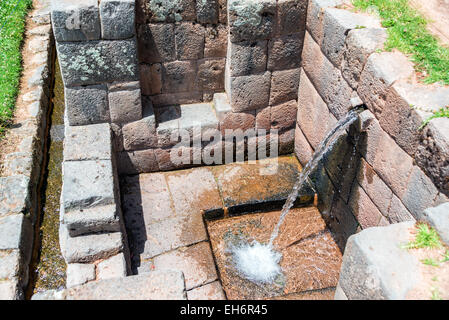 Canal fonctionnant encore à la ruines Incas de Tipon près de Cusco, Pérou Banque D'Images