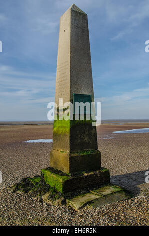 CrowStone. Le marqueur sur la rive nord de la Tamise est presque dû au nord du ruisseau Yantlet (rive sud) et s'appelle la Pierre Crow, crowstone Banque D'Images