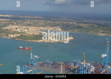 Le port de Malte avec Marsaxlokk (Marsa-shlock)village de pêcheurs signifie vent sirocco. Pays décerné la Croix de Georges Banque D'Images