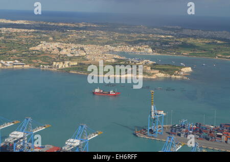 Le port de Malte avec Marsaxlokk (Marsa-shlock)village de pêcheurs signifie vent sirocco. Pays décerné la Croix de Georges Banque D'Images