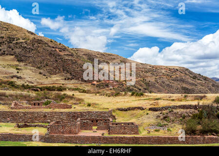 Vue de ruines Incas de Tipon près de Cusco, Pérou Banque D'Images