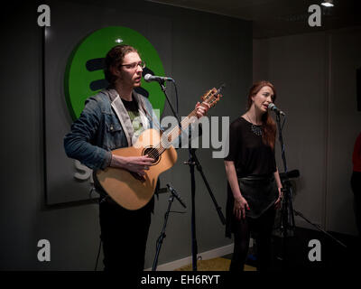 Chanteur auteur-compositeur Hozier effectue un concert intime au bureaux du Spotify Banque D'Images