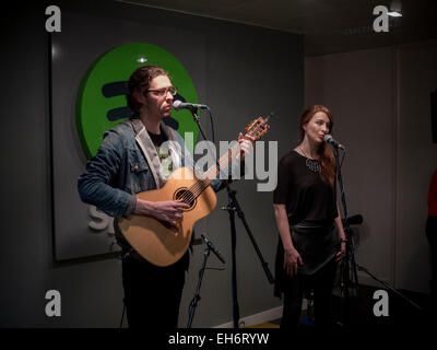 Chanteur auteur-compositeur Hozier effectue un concert intime au bureaux du Spotify Banque D'Images