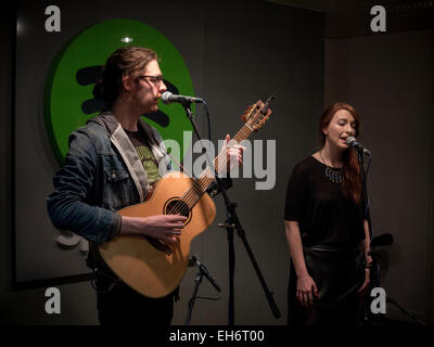 Chanteur auteur-compositeur Hozier effectue un concert intime au bureaux du Spotify Banque D'Images