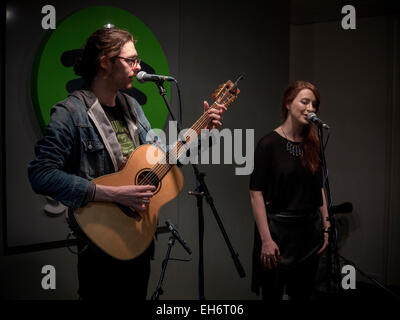 Chanteur auteur-compositeur Hozier effectue un concert intime au bureaux du Spotify Banque D'Images