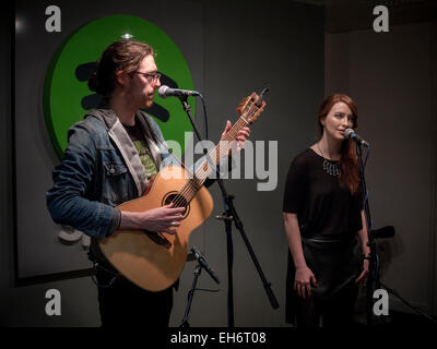 Chanteur auteur-compositeur Hozier effectue un concert intime au bureaux du Spotify Banque D'Images