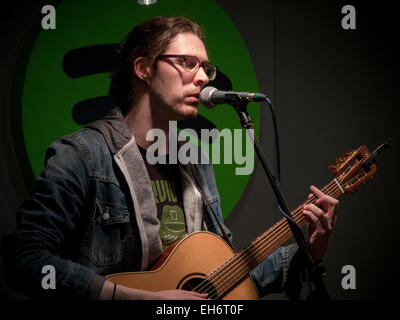 Chanteur auteur-compositeur Hozier effectue un concert intime au bureaux du Spotify Banque D'Images