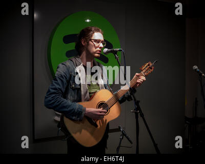 Chanteur auteur-compositeur Hozier effectue un concert intime au bureaux du Spotify Banque D'Images