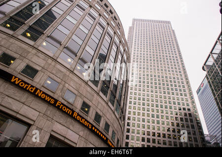 La bande du téléscripteur - Reuters World News Reuters au Centre à Canary Wharf Canary Wharf avec bâtiment Citi dans l'arrière-plan Banque D'Images