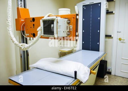 Une table de salle de radiologie avec générateur de rayons X en clinique, de l'Espagne. Banque D'Images