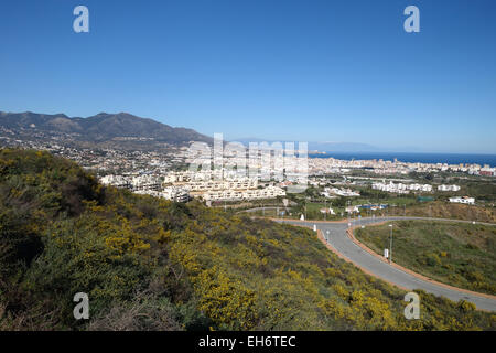 Avis de Fuengirola ville côtière, avec des montagnes de Mijas derrière. L'Andalousie, la province de Malaga, Costa del Sol, Espagne. Banque D'Images