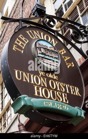 Le bar de l'Union et Ye Olde Union Oyster House sign, Union Street, Boston, Massachusetts, USA Banque D'Images