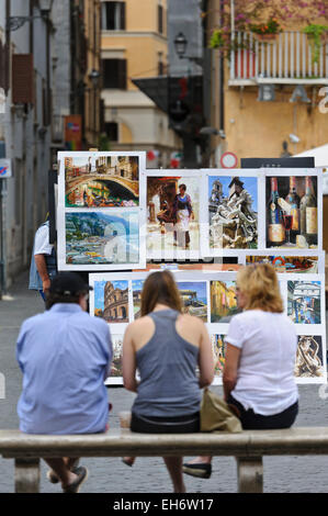 Peintures italiennes sur l'affichage à vendre sur une place de Rome, Italie. Banque D'Images