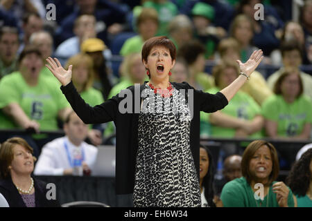 Greensboro, NC, USA. Mar 8, 2015. Notre Dame Fighting Irish entraîneur en chef Muffet McGraw réagit à un appel contre la Florida State Seminoles en finale de l'ACC 2015 Woman's tournoi au Greensboro Coliseum à Greensboro, NC. Ward-Brown PJ/CSM/Alamy Live News Banque D'Images