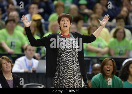 Greensboro, NC, USA. Mar 8, 2015. Notre Dame Fighting Irish entraîneur en chef Muffet McGraw réagit à un appel contre la Florida State Seminoles en finale de l'ACC 2015 Woman's tournoi au Greensboro Coliseum à Greensboro, NC. Ward-Brown PJ/CSM/Alamy Live News Banque D'Images