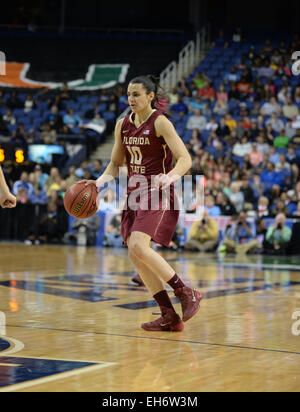 Greensboro, NC, USA. Mar 8, 2015. Florida State Seminoles guard Leticia Romero (10) entraîne le lane contre l Notre Dame Fighting Irish en finale de l'ACC 2015 Woman's tournoi au Greensboro Coliseum à Greensboro, NC. Ward-Brown PJ/CSM/Alamy Live News Banque D'Images