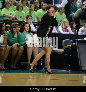 Greensboro, NC, USA. Mar 8, 2015. Notre Dame Fighting Irish entraîneur en chef Muffet McGraw hurle à son équipe contre la Florida State Seminoles en finale de l'ACC 2015 Woman's tournoi au Greensboro Coliseum à Greensboro, NC. Ward-Brown PJ/CSM/Alamy Live News Banque D'Images