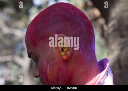 Dhaka, Bangladesh. Mar 8, 2015. Dhaka, Bangladesh, 08 mars 2015.de jeunes jouant du Bangladesh au cours de poudres de couleur Holi anniversaire à l'Institut des beaux-arts de l'Université de Dacca. Le Holi festival est célébré pour marquer le début du printemps, avec des gens de tous les horizons de la vie. Sortir sur la rue et l'application de poudre de couleur à n'importe qui et tout le monde à l'avènement du printemps.Holi est le festival des couleurs, de plaisir et de frolic et est célébré par des millions d'hindous dans le sous-continent indien d'accueillir le printemps.Une ancienne fête hindoue, Holi est marqué comme un triomphe du bien sur le mal, et Banque D'Images