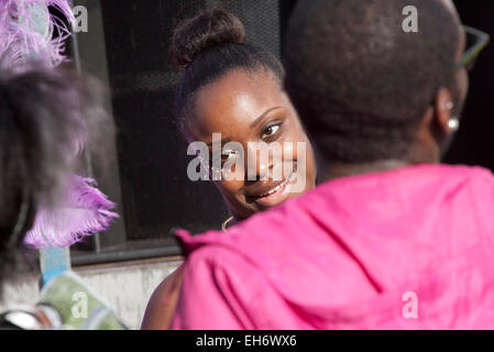 Jolie jeune femme Afro Antillais à Hackney Carnival Banque D'Images