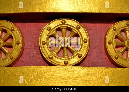 Roue de la loi bouddhiste ou dhamma cakka Banque D'Images