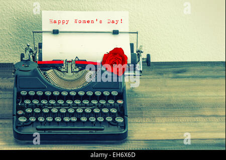 Vintage typewriter avec page blanche et rose rouge fleur. L'exemple de texte professionnels de la femme ! Retro style tonique photo Banque D'Images