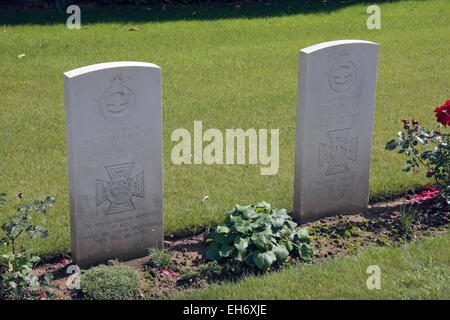 Deux gagnants VC côte à côte dans le cimetière de guerre d'Heverlee est une guerre CWGC Deux cimetière en Brabant flamand, Belgique. Banque D'Images