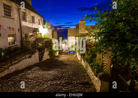 Rue Pavée étroite raide menant au célèbre village de pêcheurs de Clovelly, Devon, Angleterre, Royaume-Uni, Europe Banque D'Images