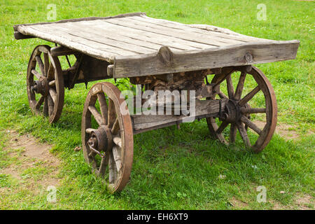 Rural ancien wagon vide en bois se dresse sur l'herbe verte Banque D'Images