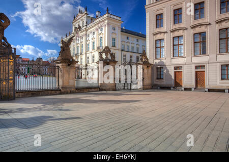 Prague, République tchèque - Mars 4,2015:Vue sur palais des archevêques de la première cour du château de Prague. Image HDR. Banque D'Images