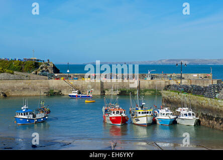 Bateaux de pêche au port, Newquay, Cornwall, England UK Banque D'Images