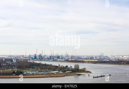 Vue sur une raffinerie de pétrole par l'Escaut dans le port d'Anvers, Belgique. Anvers est le deuxième port de l'Europe Banque D'Images