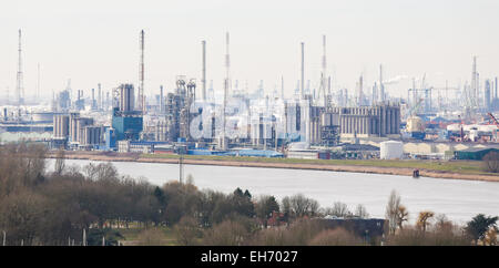 Vue sur une raffinerie de pétrole dans le port d'Anvers, Belgique. Anvers est le deuxième port d'Europe et d'une grande industrie pétrochimique Banque D'Images