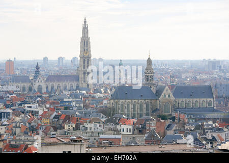 Vue aérienne sur la cathédrale de Notre-Dame et l'église de Saint Paul à Anvers, Belgique. Banque D'Images