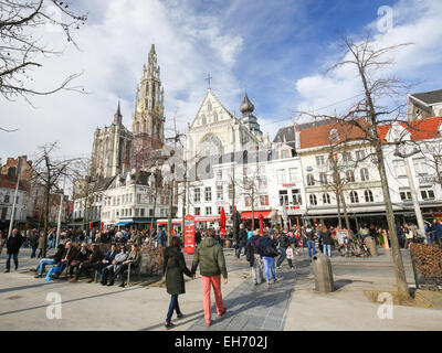 Anvers, Belgique - le 7 mars 2015 : vue sur la Groenplaats, la place centrale d'Anvers, Belgique, avec la Cathédrale de nos cont Banque D'Images